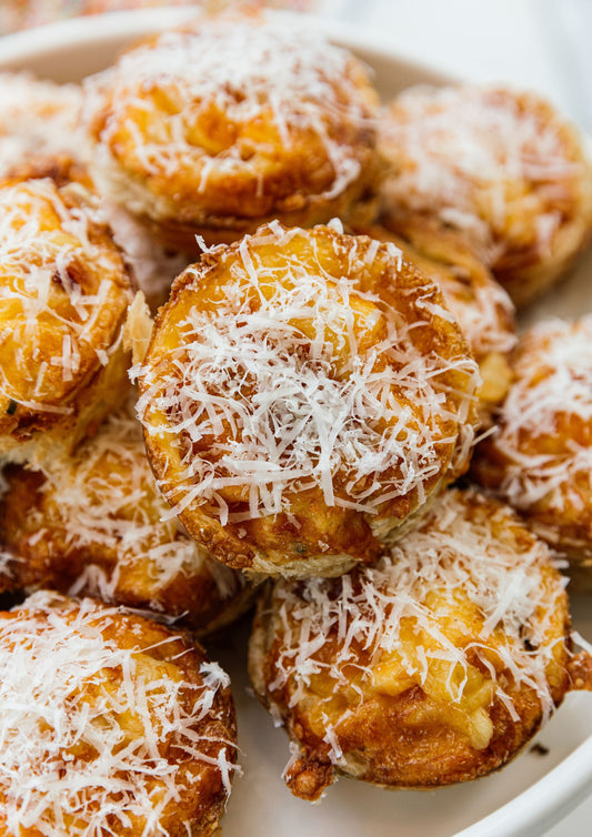 Mini quiche w. streaky bacon, cheddar, parmesan, chives x 20