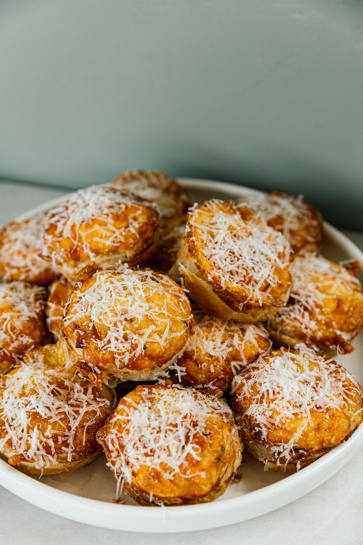 Mini quiche w. streaky bacon, cheddar, parmesan, chives x 20