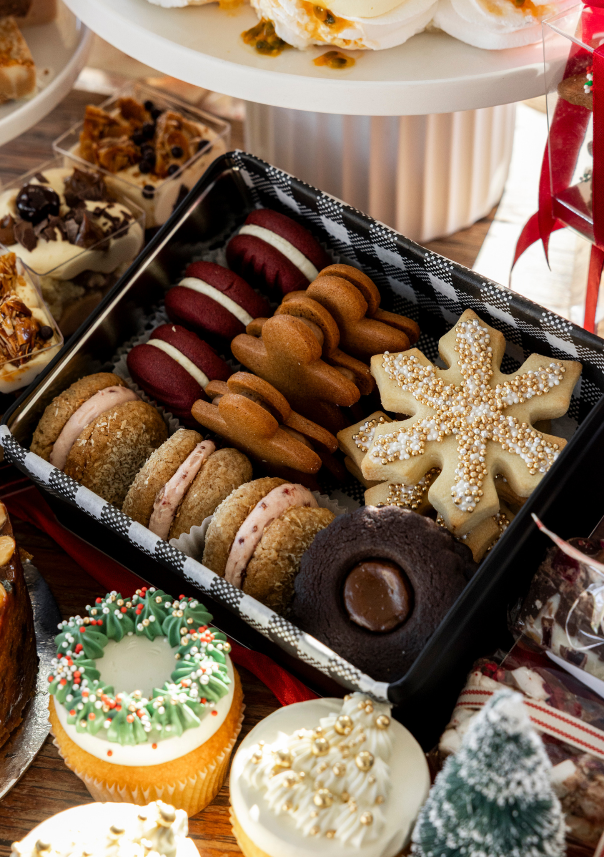 Christmas Cookie Tin - 16 Pieces