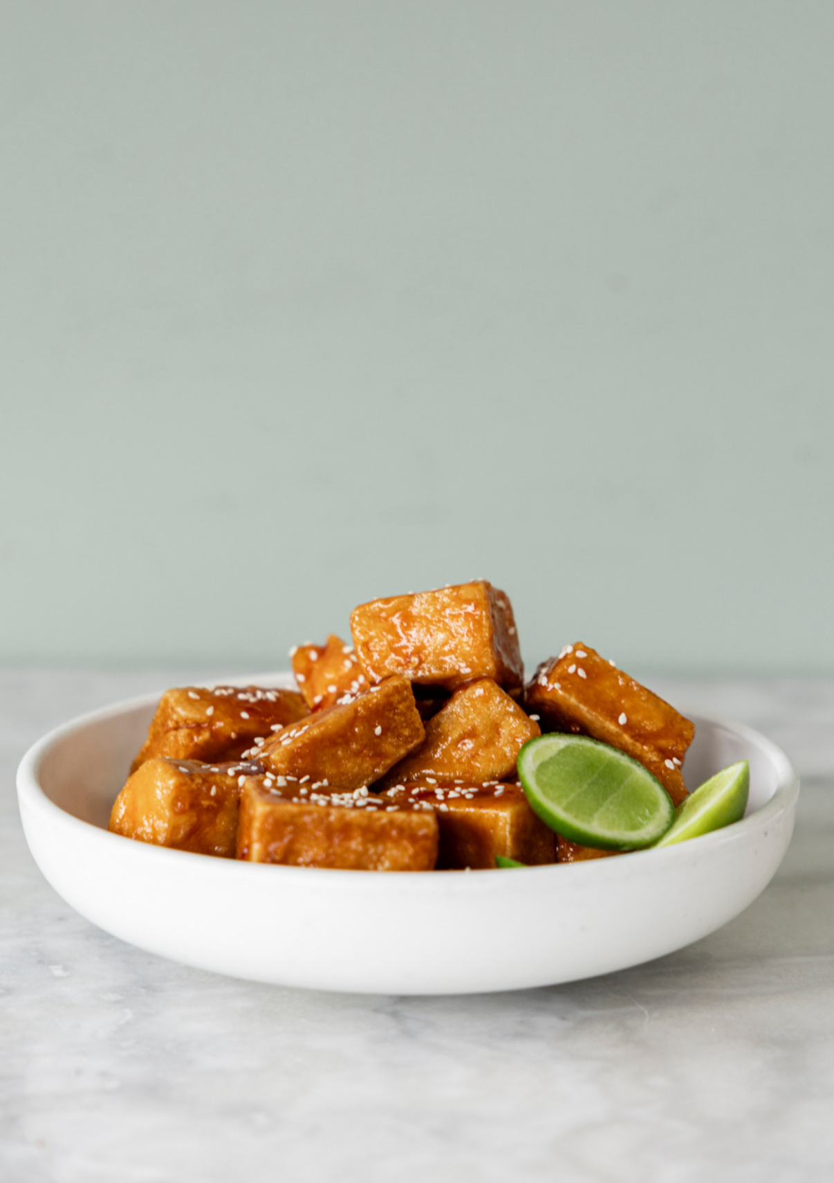 Sticky tofu w. sweet'n'sour sauce, sesame & lime (600g)