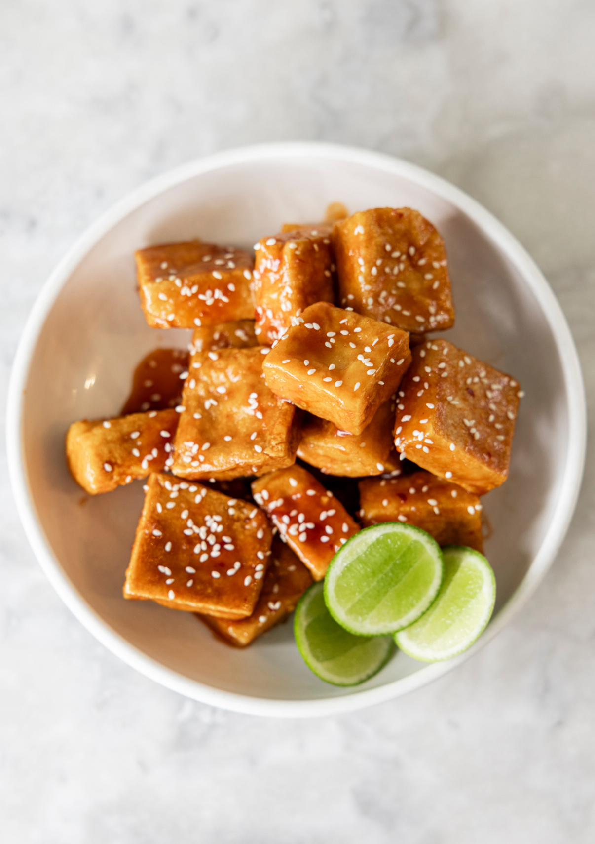 Sticky tofu w. sweet'n'sour sauce, sesame & lime (600g)