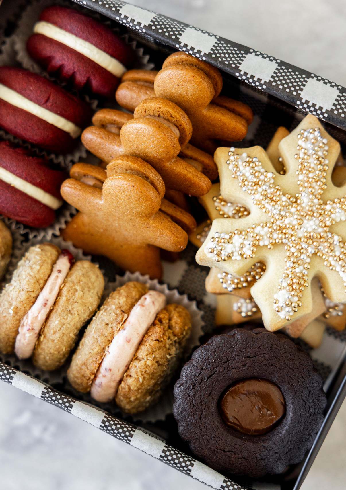 Christmas Cookie Tin - 16 Pieces